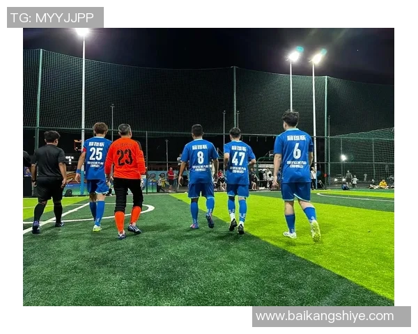 聚焦足球球星刻苦训练瞬间展现汗水与激情塑造不凡风采 聚焦足球球星刻苦训练瞬间展现汗水与激情塑造不凡风采