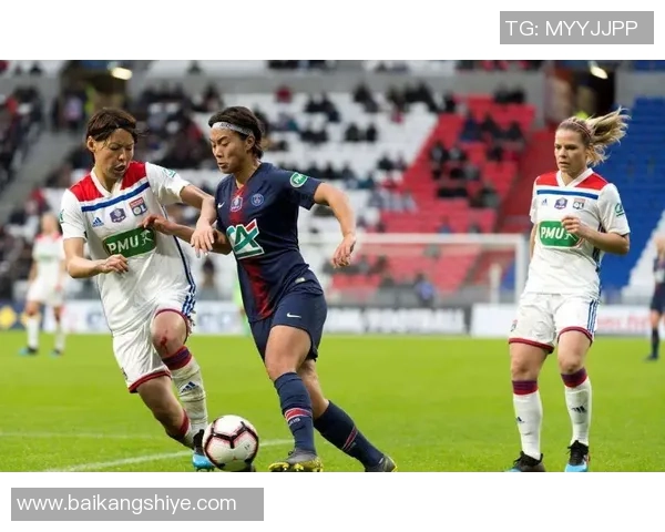 美女迷恋足球球星的背后真相 揭秘她们的心动时刻与偶像情结 美女迷恋足球球星的背后真相 揭秘她们的心动时刻与偶像情结